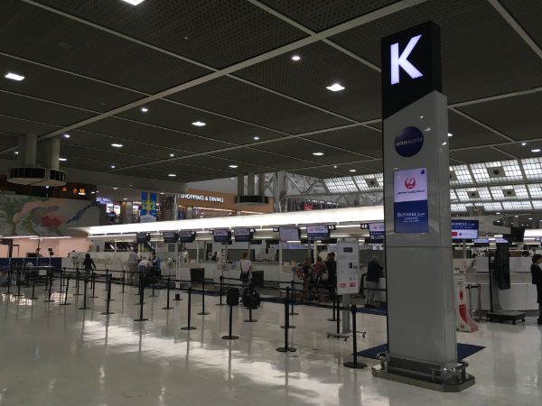 成田空港のJALチェックインカウンター