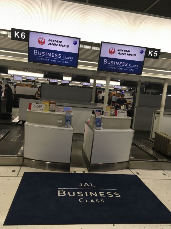 成田空港のJALビジネスクラスチェックインカウンター